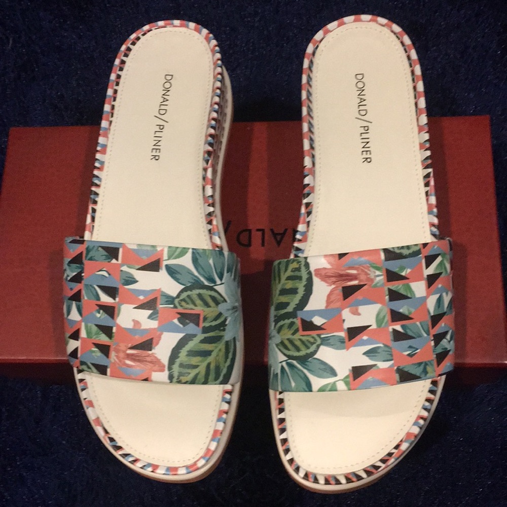 Donald/Pliner slide sandals!!! NWOT